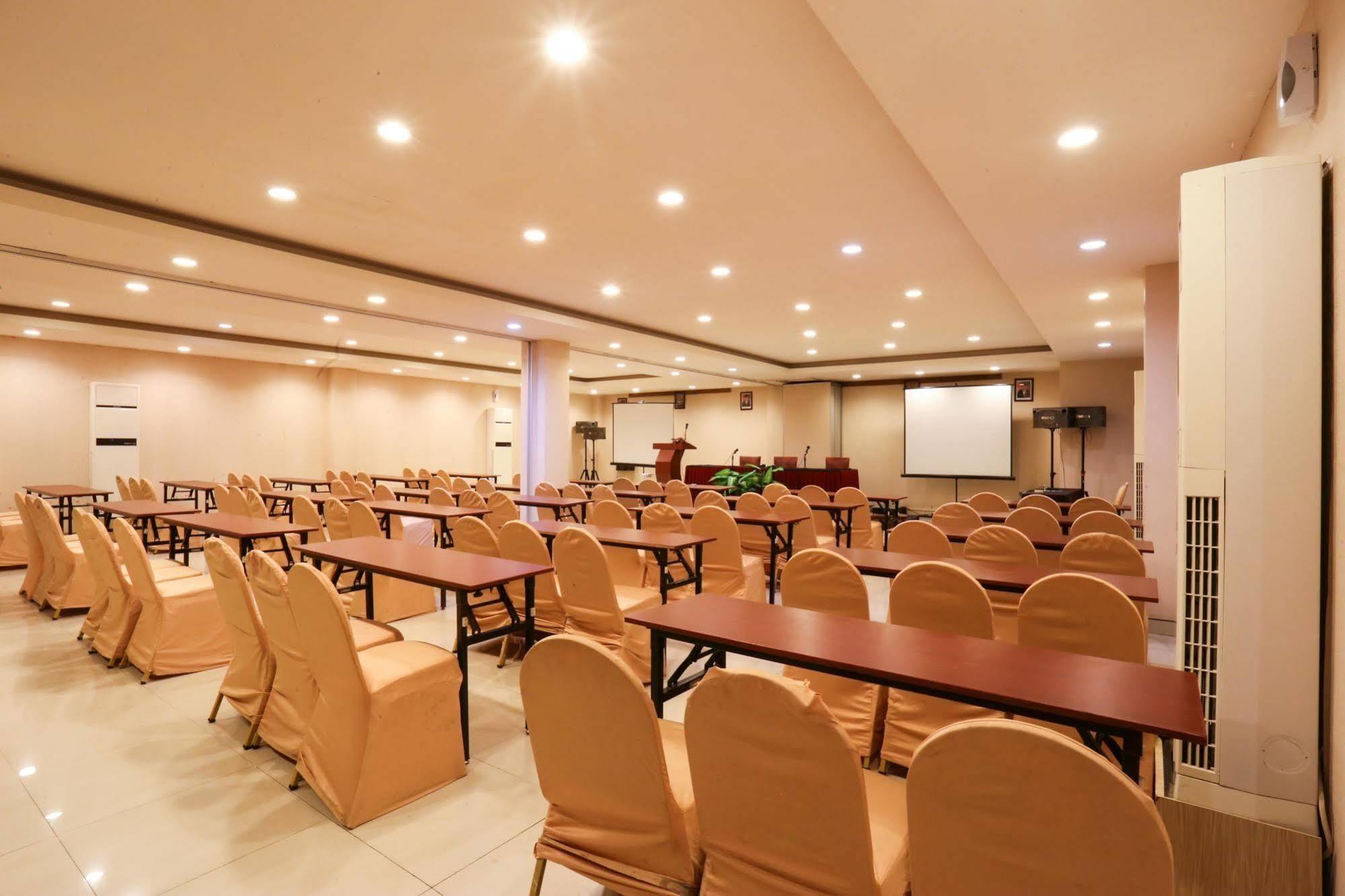 Collection O 1279 Hotel Grand Celino Makassar Eksteriør billede